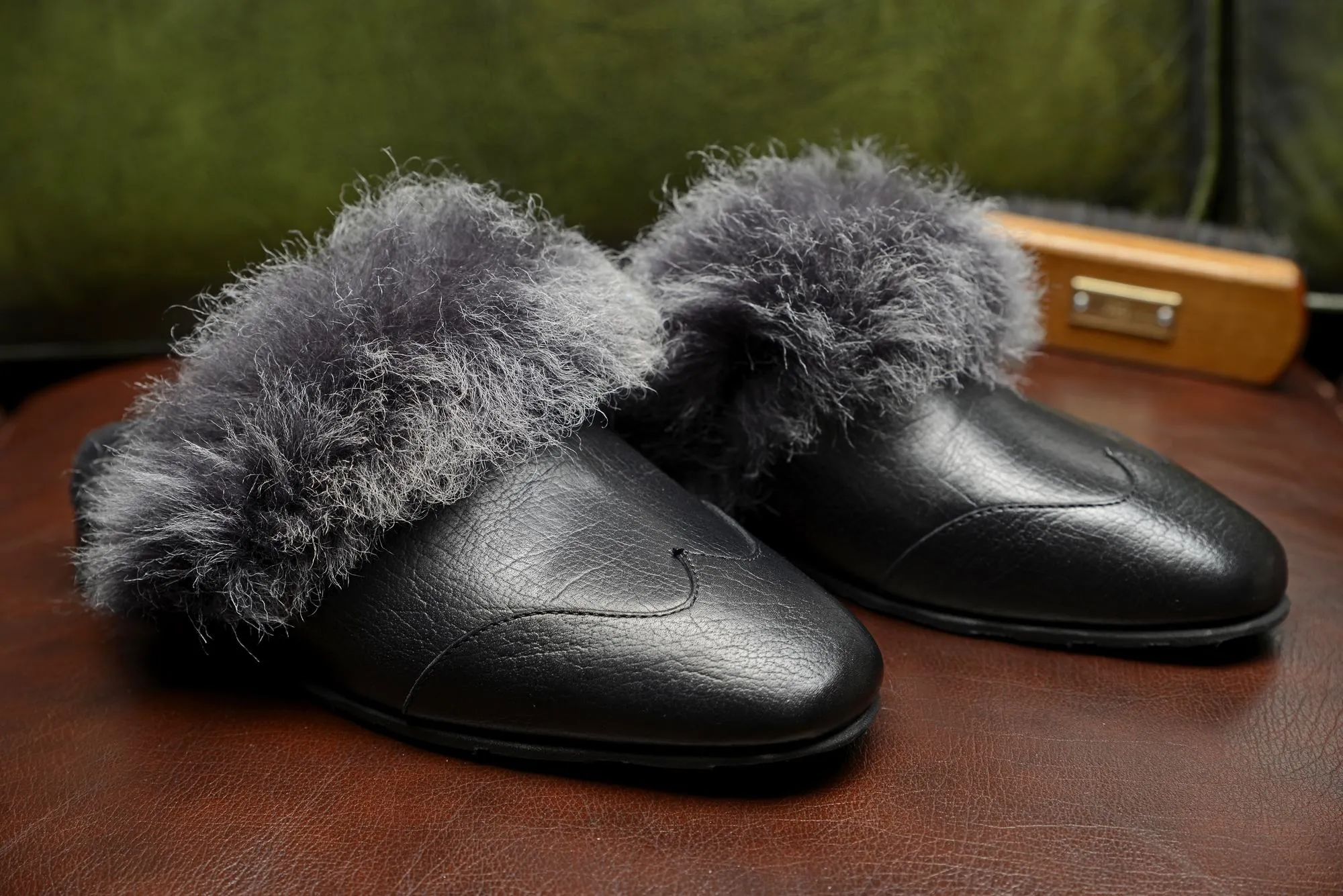 FOOT FEDERATION NATURAL FUR LINED WINGTIP MEN'S LEATHER SLIPPER BLACK